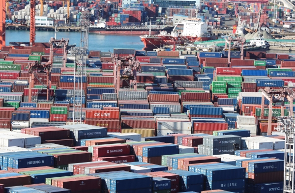13일 부산항 신선대와 감만부두에서 컨테이너 하역작업이 진행되고 있다. (사진= 연합뉴스)