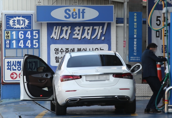 12일 서울 시내 한 주유소 앞에 휘발유 가격이 게시돼 있다. (사진=연합뉴스)