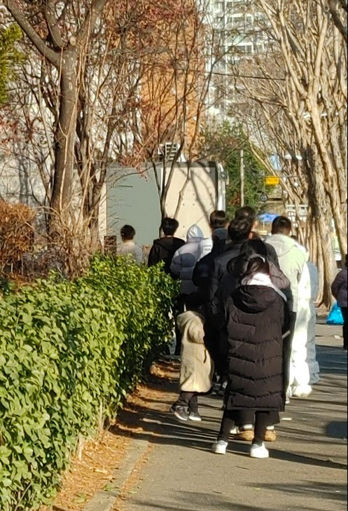 코로나19 감염여부를 확인하기 위한 검사 대기 줄이 보건소 밖 공원 인도까지 평소보다 길게 늘어서 있다. (사진=서울파이낸스)