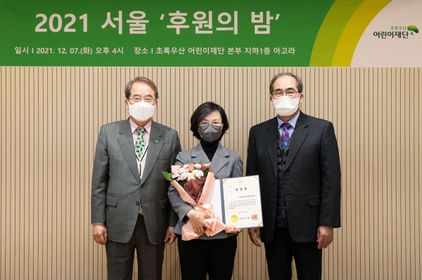 김은이 에이스손해보험 인사·홍보 총괄 전무(가운데)가 지난 7일 ‘서울특별시장 표창’ 수상 후 기념촬영을 하고 있다. (사진=에이스손해보험)