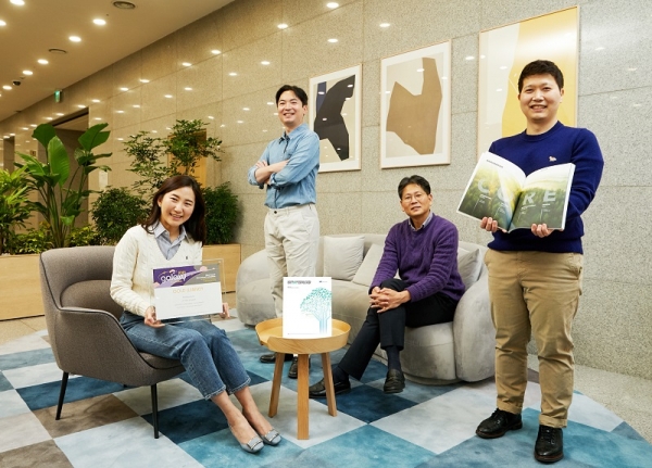 LS전선 ESG경영팀 직원들이 CSR 보고서와 ‘갤럭시 어워즈’ 금상을 들고 기념촬영을 하고 있다. (사진=LS전선)