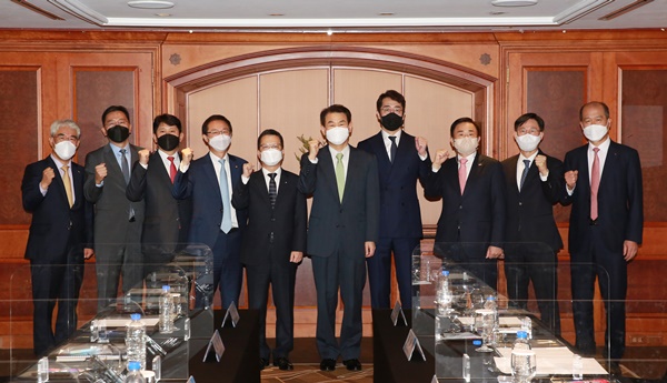 (왼쪽부터) 김기환 KB손해보험 대표, 이명재 롯데손해보험 대표, 유광열 서울보증보험 대표, 조용일 현대해상 대표, 정지원 손해보험협회 회장, 정은보 금융감독원장, 김용범 메리츠화재 대표, 권중원 흥국화재 대표, 홍원학 삼성화재 사장, 최창수 농협손해보험 대표