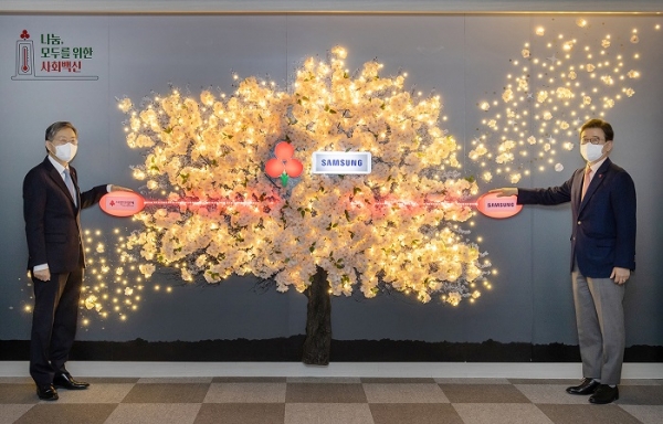 지난 1일 성인희 삼성사회공헌업무총괄 사장(가운데), 조흥식 사회복지공동모금회 회장(왼쪽에서 세번째) 등이 사회복지공동모금회관에서 연말 이웃사랑성금 전달식을 가졌다. (사진=삼성)