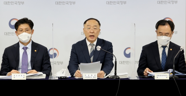 홍남기 경제부총리 겸 기획재정부 장관이 2022년 경제정책방향에 대해 발표하고 있다. 왼쪽부터 노형욱 국토교통부 장관, 홍 부총리, 문승욱 산업통상자원부 장관. (사진=연합뉴스)