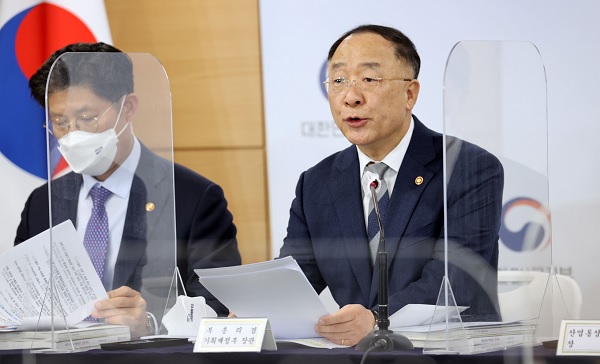 홍남기 경제부총리 겸 기획재정부 장관이 20일 오후 정부서울청사 브리핑실에서 열린 2022년 경정 관계부처 합동브리핑에서 2022년 경제정책방향을 발표하고 있다. (사진=연합뉴스)