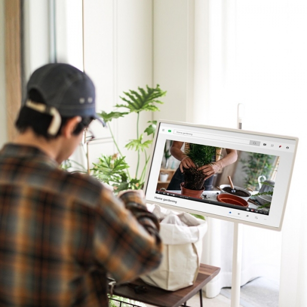 LG전자가 이달 홍콩을 시작으로 내달 싱가포르, 베트남 등 아시아 주요 국가로 LG 스탠바이미 해외 출시를 본격 확대한다. LG전자 모델이 LG 스탠바이미를 사용하고 있다. (사진=LG전자)