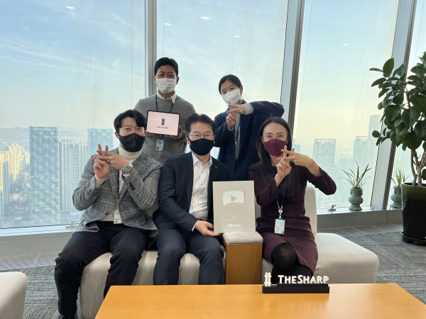 포스코건설 직원들이 '더샵TV'의 실버버튼 수령을 기념해 단체 촬영을 하고 있다. (사진=포스코건설)