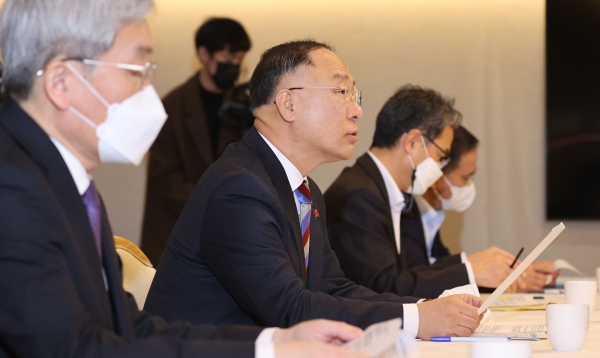 홍남기 경제부총리 겸 기획재정부 장관이 22일 오전 정부서울청사에서 열린 부동산시장 점검 관계장관회의에서 발언하고 있다. (사진=연합뉴스)