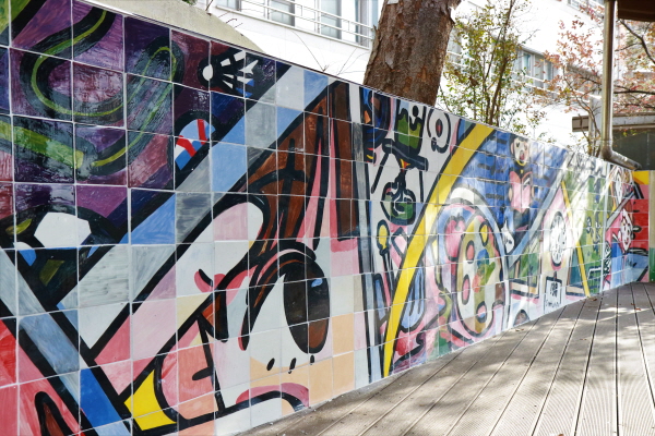 컴투스는 지역사회 환경 개선을 위해 그룹사 임직원이 함께 하는 타일벽화 만들기 봉사활동을 실시했다고 22일 밝혔다. (사진=컴투스)