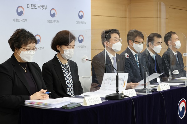 22일 정부서울청사에서 이억원 기획재정부 1차관(왼쪽 세 번째)이 문재인 대통령에게 보고한 2022년 업무계획 중 '민생물가의 안정적 관리' 부분에 대해 문화체육관광부, 농림축산식품부, 고용노동부, 중소벤처기업부, 금융위원회와 합동 브리핑을 하고 있다. (사진=연합뉴스)