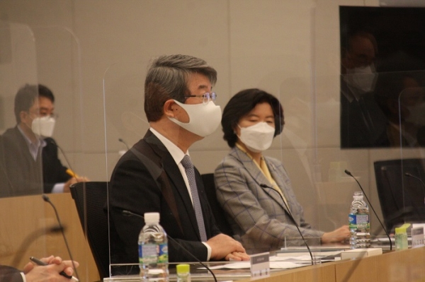 삼성 준법감시위원회가 이날 오전 서울 삼성전자 서초사옥 6층 임원대회의실에서 진행한 7개 협약사 최고경영자 초청 간담회에 참석한 김지형 삼성 준법감시위원회 위원장 모습. (사진=삼성 준법감시위원회)