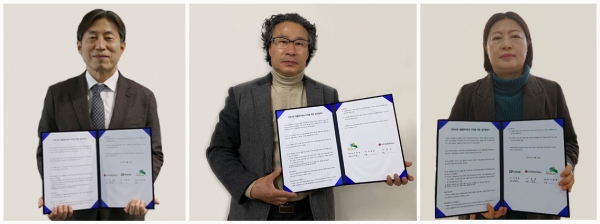 (왼쪽부터) 윤용 LG헬로비전 CRO 전무, 이해동 은평구청 공원녹지과 과장, 이정희 재단법인 녹색미래 사무국장이 업무협약서를 들고 있는 모습. (사진=LG헬로비전)