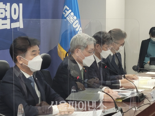 고승범 금융위원장(왼쪽 두번째)이 23일 국회의원회관에서 열린 '카드 수수료 개편방안 당정협의'에 참석해 모두발언을 이어가고 있다. (사진=유은실 기자)