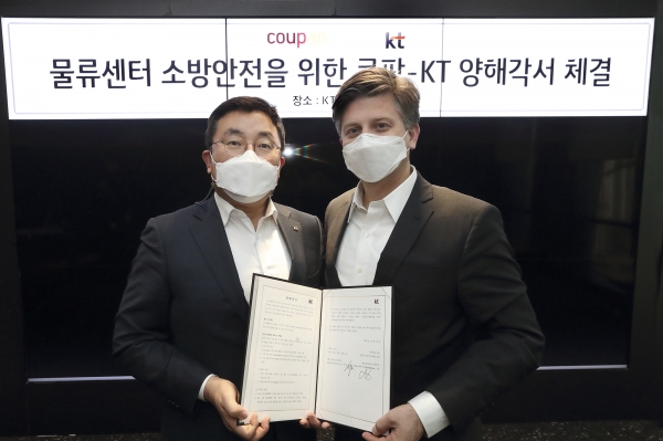 송재호 KT AI/DX융합사업부문장 부사장(왼쪽)과 라이언 브라운 쿠팡 환경보건안전 총괄 부사장이 기념 촬영 하고 있는 모습. (사진=KT)