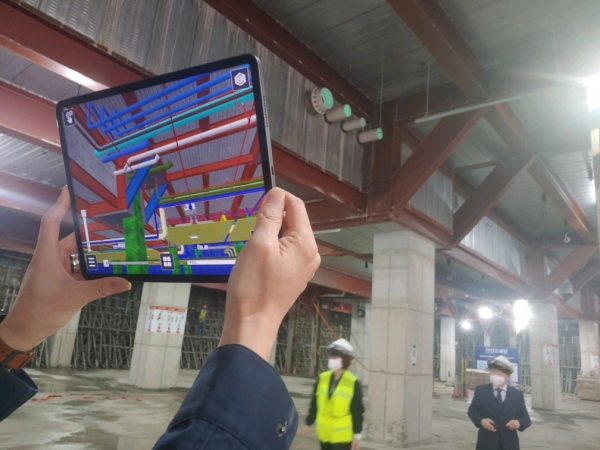 가산동 지식산업센터 현장에 증강현실(AR) 시연하는 모습. (사진=반도건설)