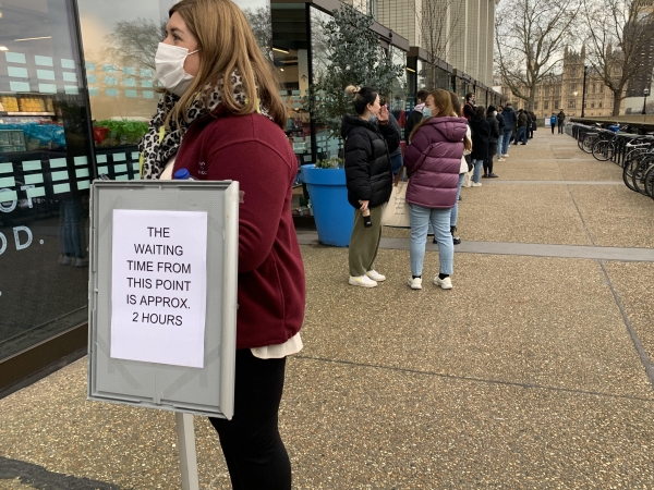 영국 런던 세인트토마스병원 백신접종센터에 이 지점부터 2시간 대기라는 안내판이 서 있다. (사진= 연합뉴스)