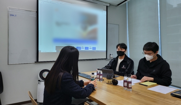 엔픽셀 신입공채 지원자가 블라인드 면접을 진행하고 있다. (사진=엔픽셀)