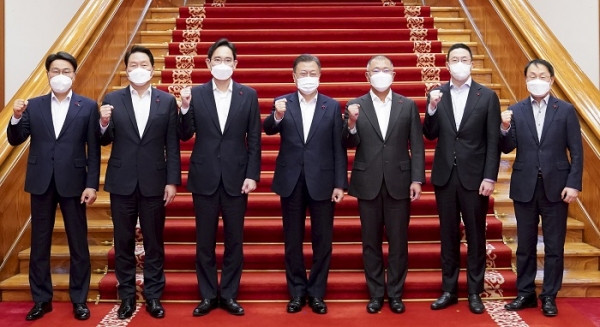 (사진 왼쪽부터) 최정우 포스코 그룹 회장, 최태원 SK주식회사 회장, 이재용 삼성전자 부회장, 문 대통령, 정의선 현대자동차그룹 회장, 구광모 ㈜LG 회장. 구현모 KT 대표이사 (사진=연합뉴스)