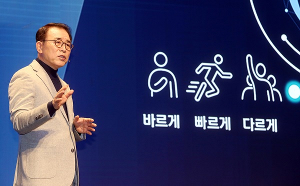 조용병 신한금융그룹 회장이 본사에서 열린 '2022년 신한경영포럼'에서 CEO 특강을 하고 있다. (사진=신한금융그룹)