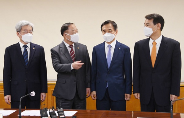 (왼쪽부터) 고승범 금융위원장, 홍남기 경제부총리 겸 기획재정부 장관, 이주열 한국은행 총재, 정은보 금융감독원장이 지난해 9월 30일 서울 중구 은행연합회에서 열린 거시경제금융회의에서 환담을 나누고 있다. (사진=기획재정부)