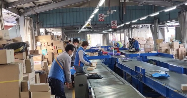 택배노동자들이 분류작업을 시행하고 있는 모습. (사진=택배노조)