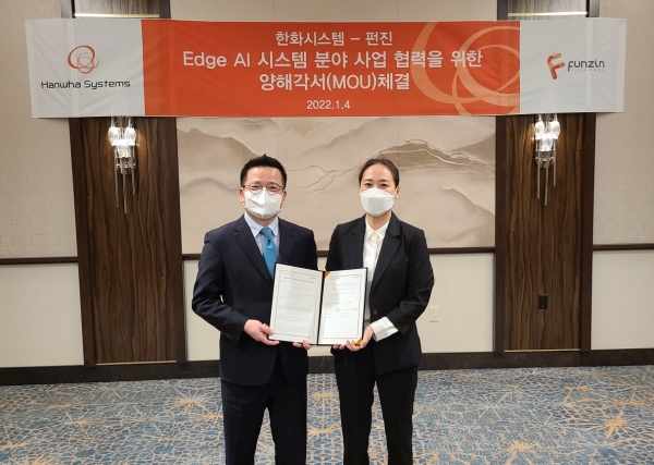 어성철 한화시스템 대표이사(왼쪽)와 김득화 (주)펀진 대표이사가 4일(현지시간) 미국 라스베이거스에서 열린 CES 2022 현장에서 엣지 AI 시스템(Edge AI System)개발 협력을 위한 업무협약(MOU)을 체결하고 있다. (사진=한화시스템)