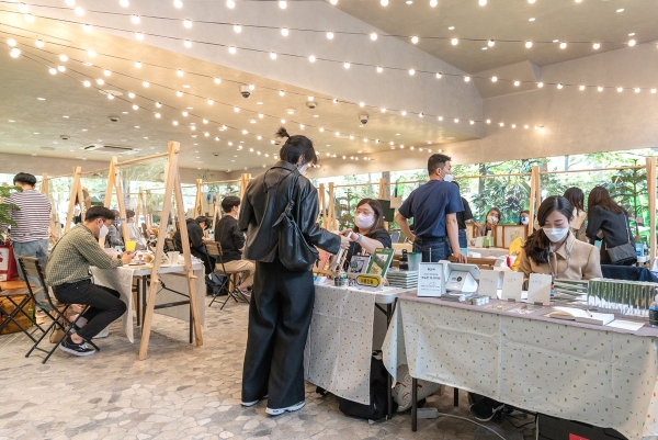 지난해 4월 '일상비일상의틈'에서 개최한 첫 번째 '책보부상 페스티벌'에 고객이 참여하고 있는 모습. (사진=LG유플러스)