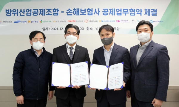 이필수 방위산업공제조합 부이사장(왼쪽에서 두번째)과 김상영 기업보험부문 국공영업부장(오른쪽에서 두번째)이 지난달 28일 도화동 방위산업공제조합 회의실에서 공제사업 업무협약을 맺고 기념촬영을 하고 있다. (사진=한화손해보험)