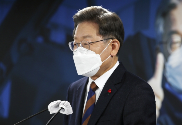 이재명 더불어민주당 대선 후보가 지난 24일 서울 여의도 더불어민주당 중앙당사에서 '스마트강군, 선택적 모병제 공약 발표'를 마친 뒤 취재진의 질문에 답하고 있다. (사진=연합뉴스)