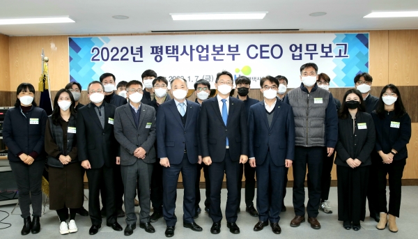 평택사업본부 업무보고 이후 기념촬영 하는 김현준 LH 사장(앞줄 오른쪽 다섯 번째)과 평택사업본부 직원들. (사진=LH)