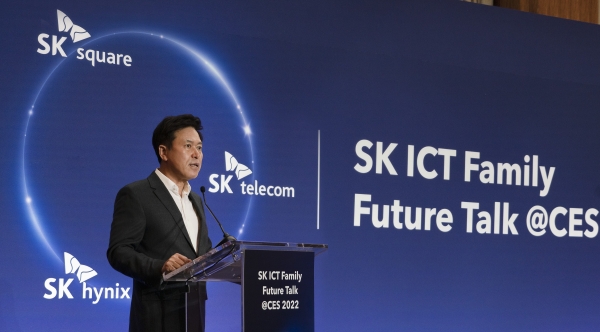 박정호 SK스퀘어 부회장이 CES 2022가 열린 미국 라스베이거스에서 기자 간담회를 갖고 'SK ICT 연합'의 비전을 발표하고 있다. (사진=SK텔레콤)