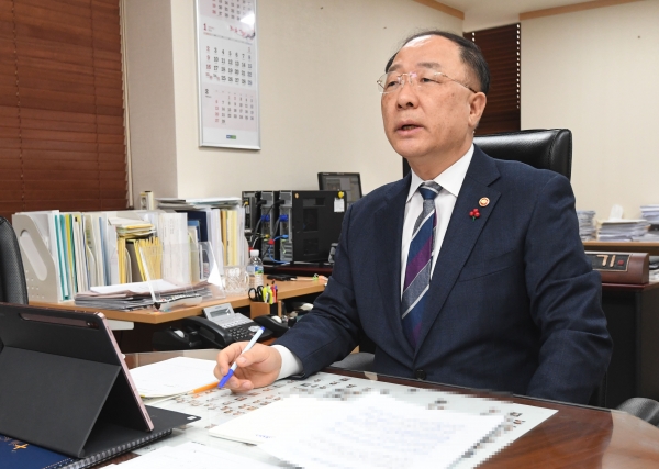 홍남기 부총리 겸 기획재정부 장관이 10일 광화문 정부서울청사에서 화상으로 기획재정부 확대간부회의를 주재하고 있다. (사진= 기획재정부)