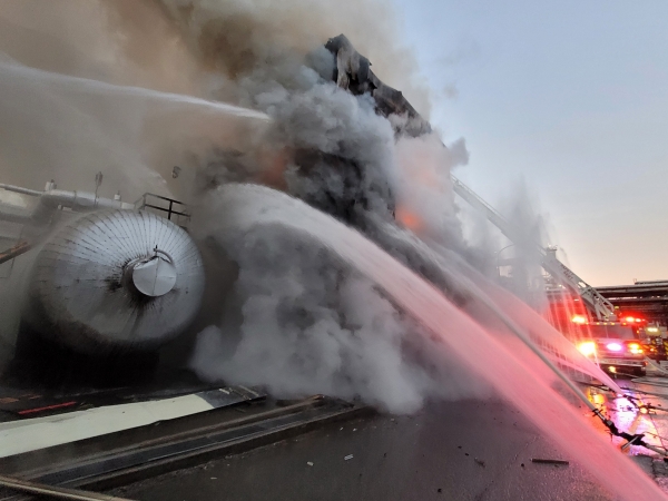 12일 오전 SK에너지 울산공장 에너지저장장치(ESS)에서 화재가 발생해 소방당국이 진압작업을 벌이고 있다. (사진=연합뉴스)