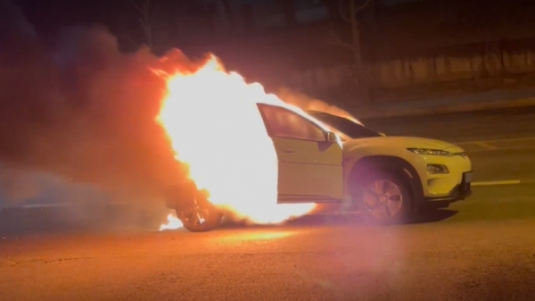 충남 태안군 한 도로에서 코나EV 차량에서 화재가 발생했다. (사진=온라인 커뮤니티 영상 캡처)