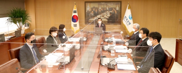 이주열 한국은행 총재(가운데)가 25일 오전 서울 중구 한국은행에서 열린 금융통화위원회 본회의에서 회의를 주재하고 있다. (사진= 한국은행)