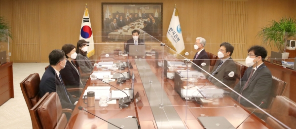 이주열 한국은행 총재(가운데)가 14일 오전 서울 중구 한국은행에서 열린 금융통화위원회 본회의에서 회의를 주재하고 있다. (사진= 한국은행)
