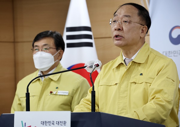 홍남기 경제부총리 겸 기획재정부 장관이 14일 정부서울청사 브리핑실에서 소상공인·방역 지원방안 발표를 하고 있다. (사진=연합뉴스)