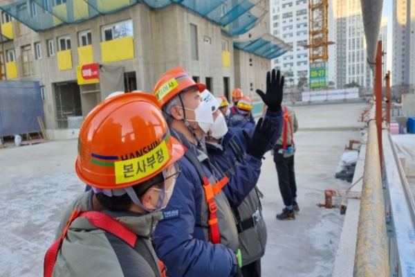 인천 아파트 공사 현장을 찾은 선홍규 한신공영 대표이사의 모습. (앞에서 두 번째) (사진=한신공영)
