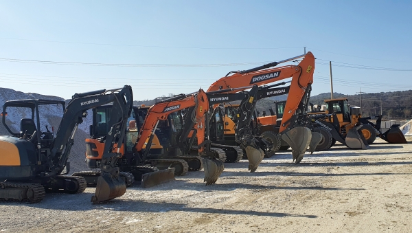 현대두산인프라코어와 현대건설기계의 굴착기가 혹한지 작업성능을 점검받고 있다. (사진=현대제뉴인)