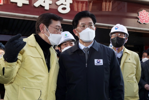 노형욱 국토교통부 장관이 지난 12일 광주 서구 화정동 신축 아파트 붕괴 현장에서 이용섭 광주시장의 보고를 받고 있다. (사진=연합뉴스)