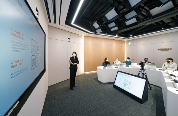 이노션 직원이 '스튜디오 V'에서 차별화한 경쟁력을 설명하고 있는 모습. (사진=이노션 월드와이드)