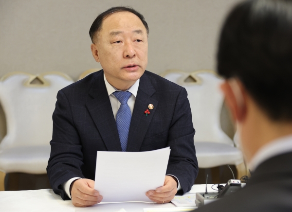 홍남기 경제부총리 겸 기획재정부 장관이 19일 정부서울청사에서 열린 '제37차 부동산시장 점검 관계장관회의'를 주재하며 발언하고 있다. (사진=연합뉴스)