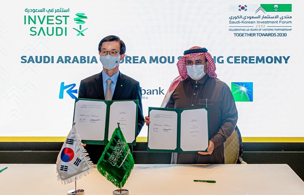 방문규 수은 행장(왼쪽)이 18일(현지시간) 한-사우디 스마트 혁신성장포럼에 참석해 지아드 무셰드(Ziad Al-Murshed) 사우디아라비아 국영석유회사(아람코) CFO와 만나 60억달러 규모의 기본여신약정 주요조건 합의서에 서명하고 기념촬영을 하고 있다. (사진=수출입은행)
