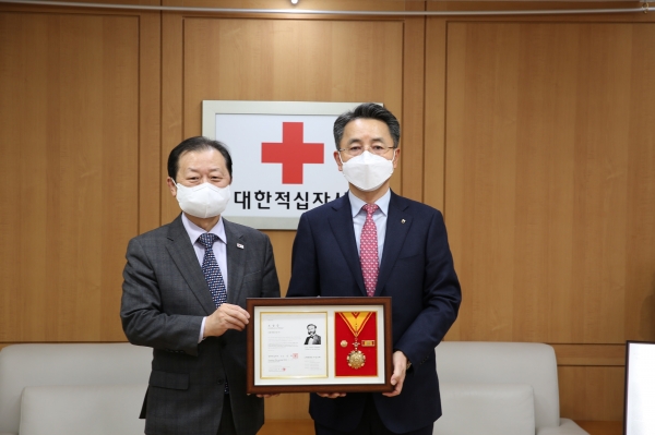 지난 19일 김인태 NH농협생명 대표이사(오른쪽)와 신희영 대한적십자사 회장이 명예대장 수상을 기념해 사진을 촬영하고 있다.