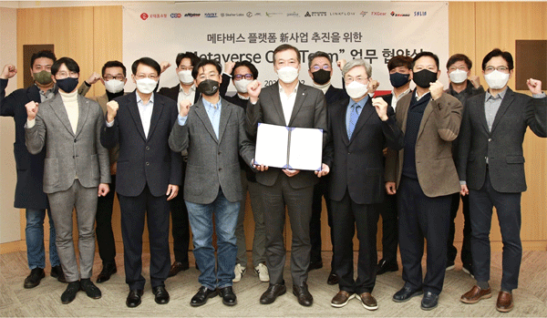 지난 12일 서울 영등포구 양평동 롯데홈쇼핑 본사에서 '메타버스 원팀' 구성원들이 단체사진을 찍고 있다. 이완신 롯데홈쇼핑 대표(앞줄 왼쪽 넷째)는 김용국 링크플로우 대표((앞줄 왼쪽 셋째)와 메타버스 플랫폼 구축을 위한 업무 협약서를 들어 보이고 있다. (사진=롯데홈쇼핑)