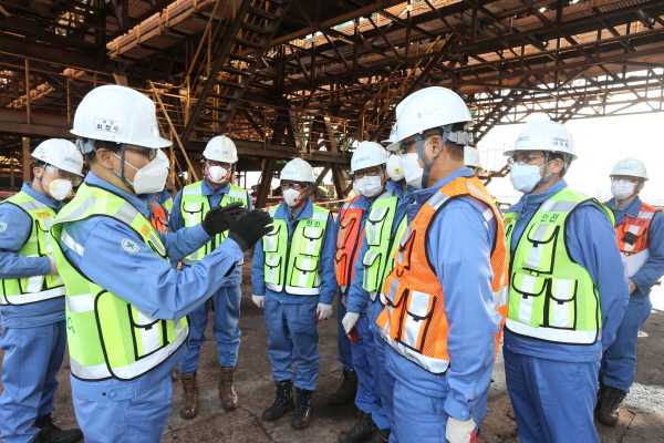 최정우 포스코 회장이 포항제철소 현장에 방문해 안전점검을 하고 있다. (사진=포스코)