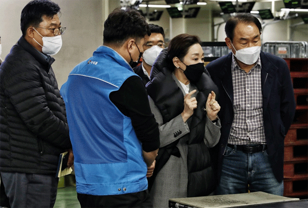 구지은 아워홈 부회장(오른쪽 둘째)과 김태준 아워홈 사장(오른쪽 첫째)이 지난해 11월4일 경기 광주시 초월읍 아워홈동서울물류센터를 찾아 현장을 점점하고 있다. (사진=아워홈)