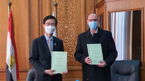 방문규 수출입은행장(왼쪽)이 21일(현지시간) 이집트 카이로 철도청에서 모스타파 아부 엘마카렘 철도청장과 만나 이집트 룩소르-하이댐 철도 현대화사업에 총 2억5000만달러의 자금을 지원하는 금융공여계약서에 서명한 뒤 기념촬영을 하고 있다. (사진=수은)