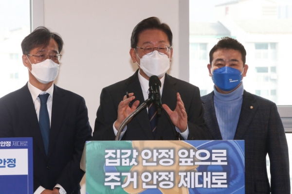 더불어민주당 이재명 대선 후보가 23일 오전 경기도 의왕시 포일 어울림센터에서 부동산 공약 발표를 마치고 취재진의 질문에 답하고 있다. (사진=국회사진기자단/연합뉴스)