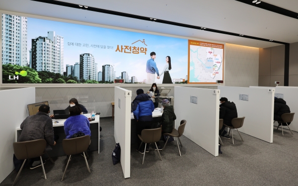 3기 신도시 대상 공공분양 일반공급과 신혼희망타운 4차 사전청약 접수가 시작된 지난 17일 경기도 남양주시 별내동에 마련된 남양주 현장접수처를 찾은 시민들이 청약 상담을 받고 있는 모습. (사진=연합뉴스)